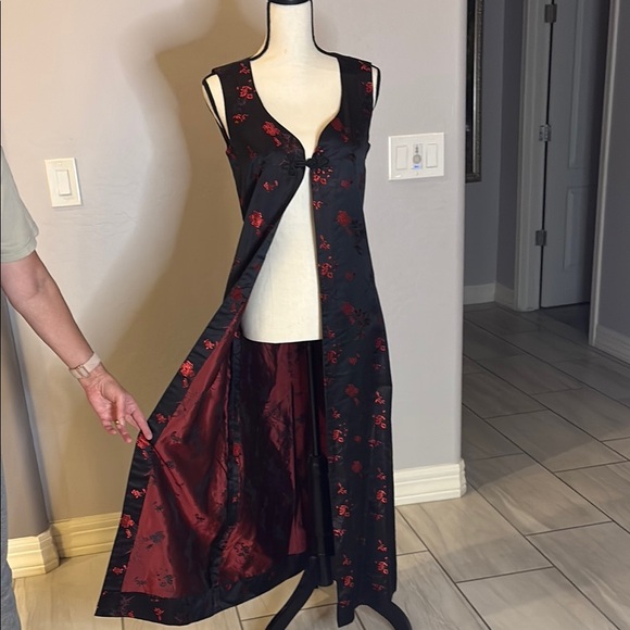 Tailor Vintage Dresses & Skirts - Vintage Elegant Black/Red Floral Satin Sleeveless Long Vest Size 00 Peite